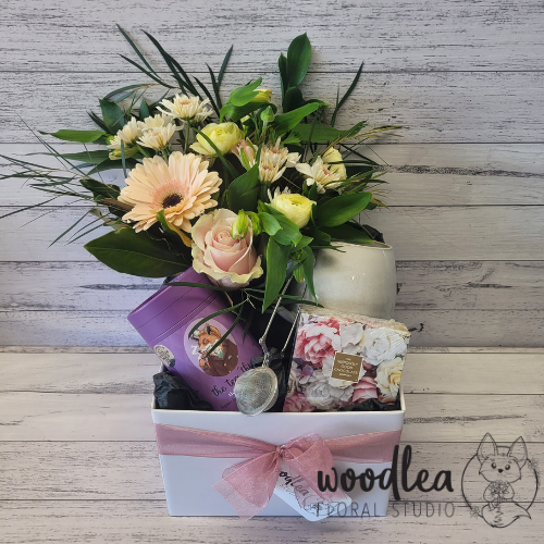 Woodlea Floral Studio - giftbox with tea, treats and a fresh flower bouquet