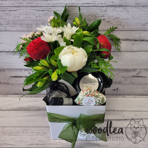 Christmas Love giftbox - fresh flowers, and locally made gifts - what a treat for someone special this Christmas?! Free delivery to most Nelson and Richmond areas.
